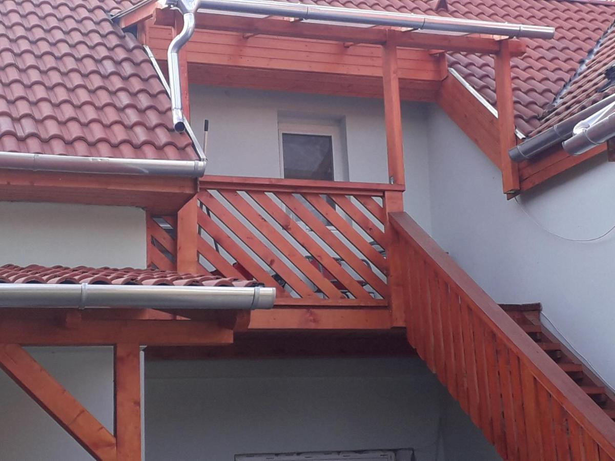 Napsugar Apartmanhaz Gazde/Camere de închiriat