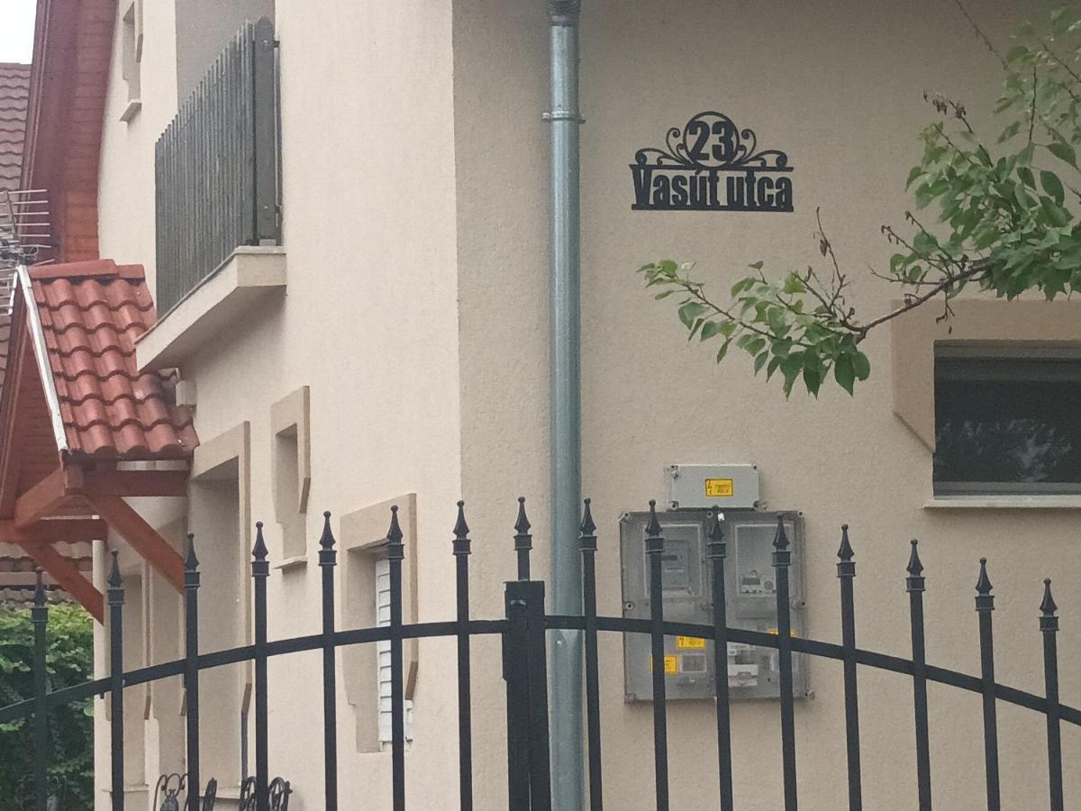 Gazde/Camere de închiriat Napsugar Apartmanhaz *